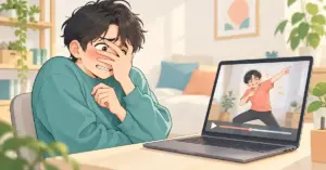 ノートパソコンに映る昔の自分のダンス動画を見て、頬を赤らめながら手で顔を覆う若者のイラスト。